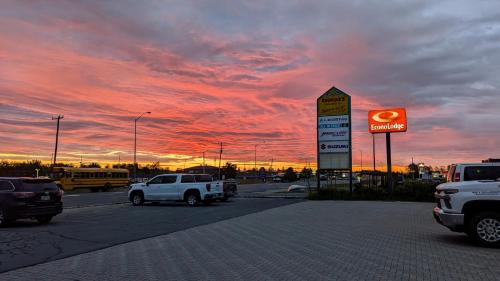 Cochrane Cabin | Econo Lodge