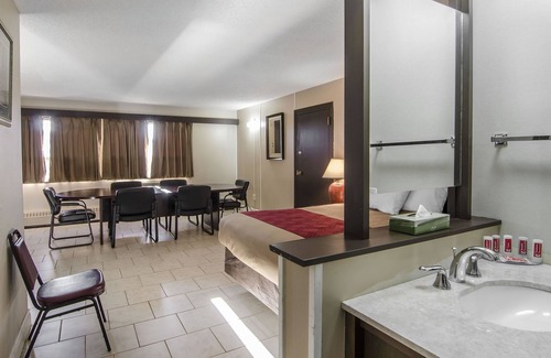 Lloydminster Hotel | Econo Lodge