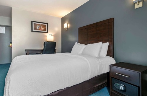 Gay Village Hotel | Econo Lodge