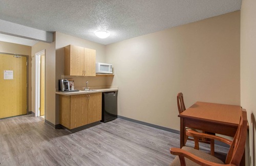 Regina Hotel | Econo Lodge