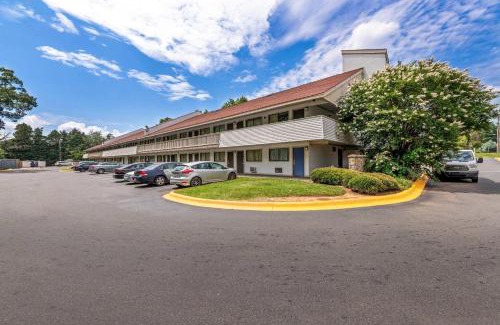 Toddville Road Cabin | Econo Lodge Charlotte Airport