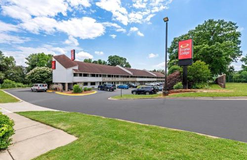 Toddville Road Cabin | Econo Lodge Charlotte Airport