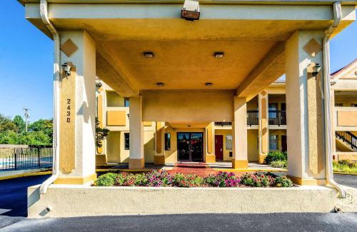 Christiansburg Cabin | Econo Lodge Christiansburg-Blacksburg I-81