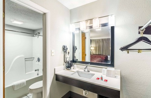 Crestview Hotel | Econo Lodge Crestview