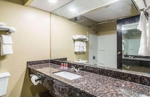 Darien Hotel | Econo Lodge Darien