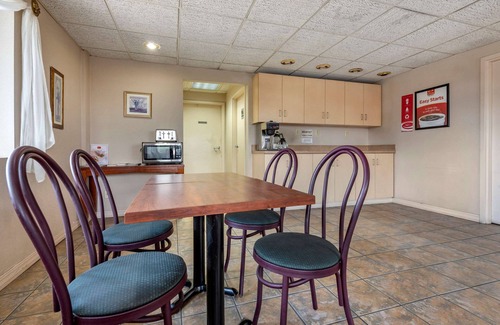 DeWitt Hotel | Econo Lodge Dewitt I-90