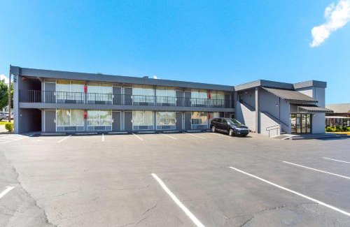 Gallatin Cabin | Econo Lodge Gallatin - Metro Nashville
