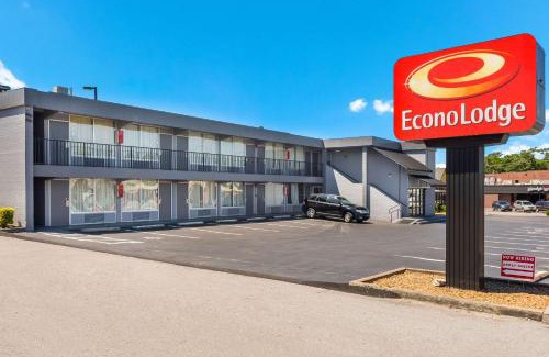Gallatin Cabin | Econo Lodge Gallatin - Metro Nashville