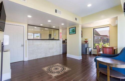 Gallatin Cabin | Econo Lodge Gallatin - Metro Nashville