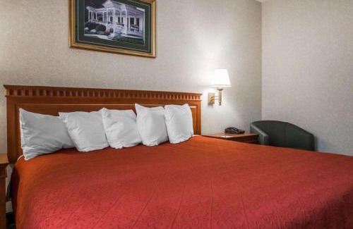 Queensbury Cabin | Econo Lodge Glens Falls - Lake George