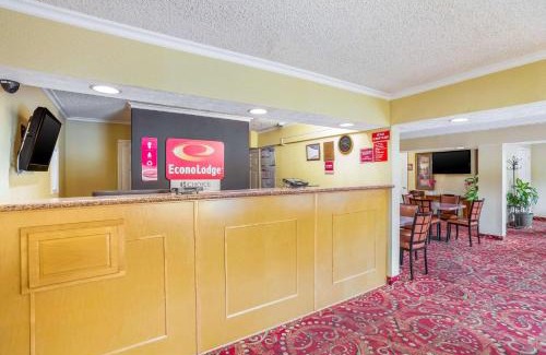 Huntington Cabin | Econo Lodge Huntington - Barboursville University Area