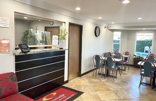 Corning Hotel | Econo Lodge Inn & Suites