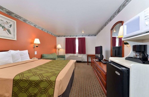 Corning Hotel | Econo Lodge Inn & Suites