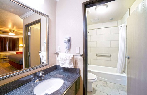 Central City Hotel | Econo Lodge Inn & Suites Corpus Christi