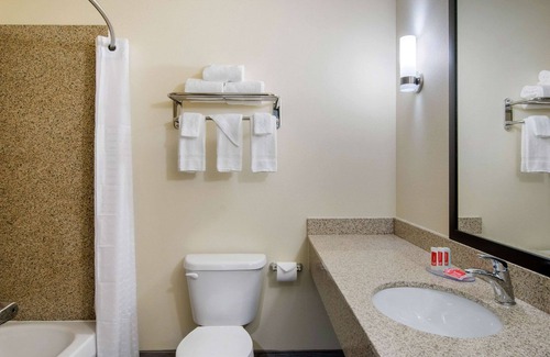Springfield Hotel | Econo Lodge Inn & Suites