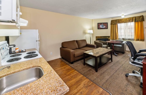 High Level Hotel | Econo Lodge Inn & Suites