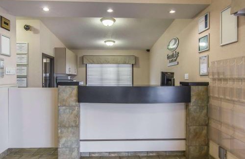 South Lethbridge Hotel | Econo Lodge Inn & Suites