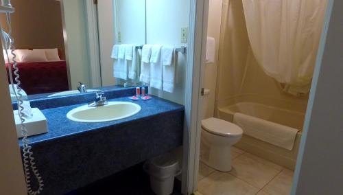 Saint John Hotel | Econo Lodge Inn & Suites