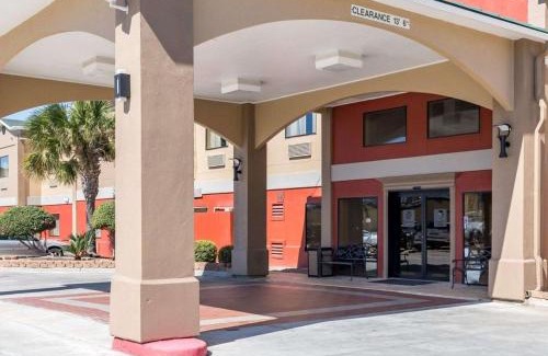 North Shore Hotel | Econo Lodge Inn & Suites East Houston I-10