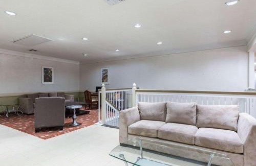 North Shore Hotel | Econo Lodge Inn & Suites East Houston I-10