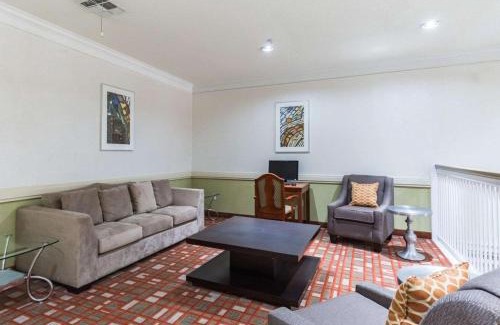 North Shore Hotel | Econo Lodge Inn & Suites East Houston I-10