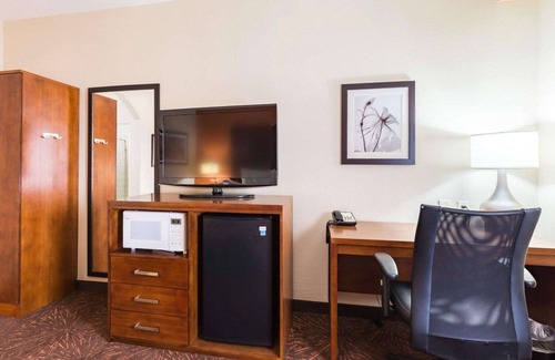 North Shore Hotel | Econo Lodge Inn & Suites East