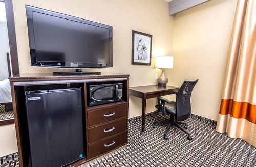 North Shore Hotel | Econo Lodge Inn & Suites East