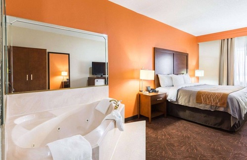 North Shore Hotel | Econo Lodge Inn & Suites East