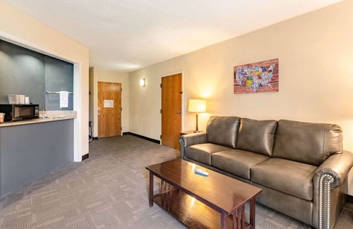 Radford Hotel | Econo Lodge Inn & Suites Radford-Blacksburg Area
