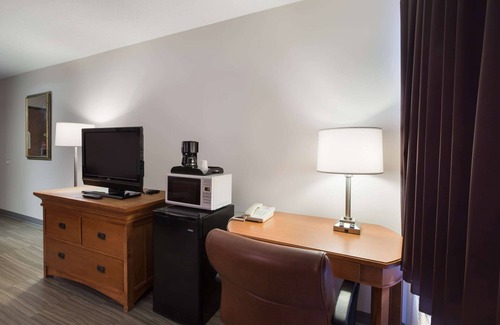 Escanaba Hotel | Econo Lodge Inn & Suites