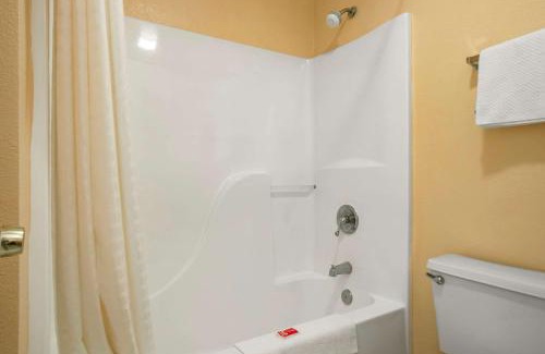 Evergreen Hotel | Econo Lodge Inn & Suites