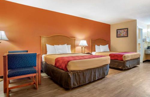 Evergreen Hotel | Econo Lodge Inn & Suites