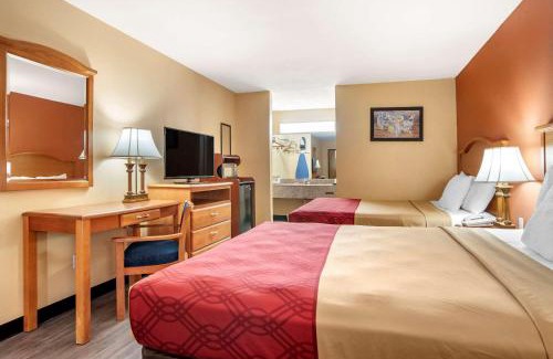 Evergreen Hotel | Econo Lodge Inn & Suites