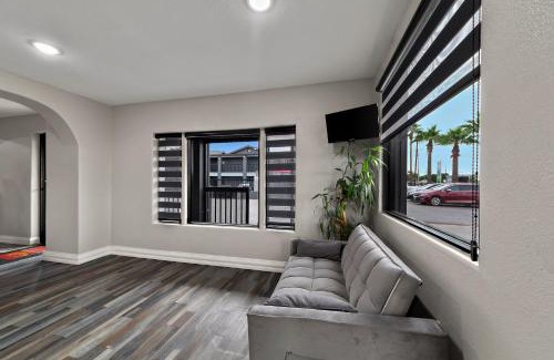 Western Division Hotel | Econo Lodge Inn & Suites