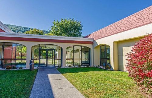 Norton Hotel | Econo Lodge Inn & Suites