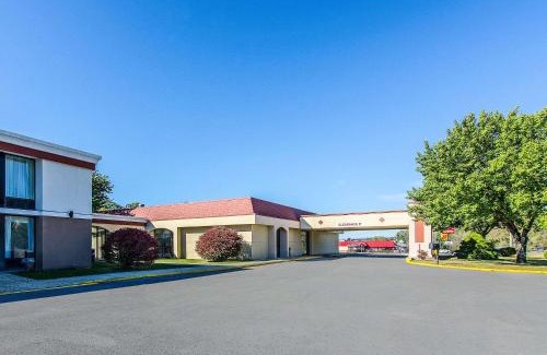 Norton Hotel | Econo Lodge Inn & Suites