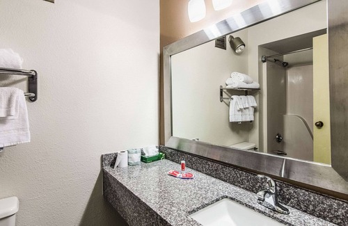 Norton Hotel | Econo Lodge Inn & Suites