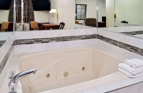 Shelbyville Hotel | Econo Lodge Inn & Suites Shelbyville