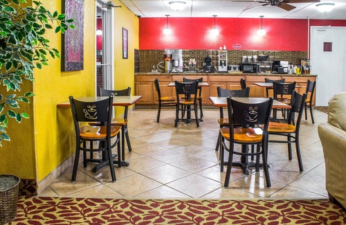 Walnut Hotel | Econo Lodge Inn & Suites