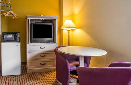 Walnut Hotel | Econo Lodge Inn & Suites