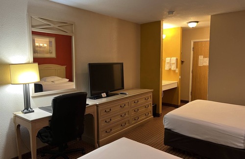 Walnut Hotel | Econo Lodge Inn & Suites