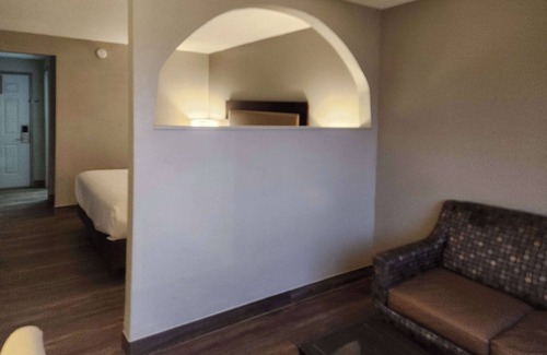 Warsaw Hotel | Econo Lodge Inn & Suites