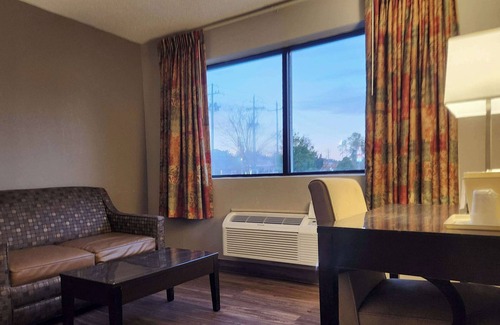 Warsaw Hotel | Econo Lodge Inn & Suites