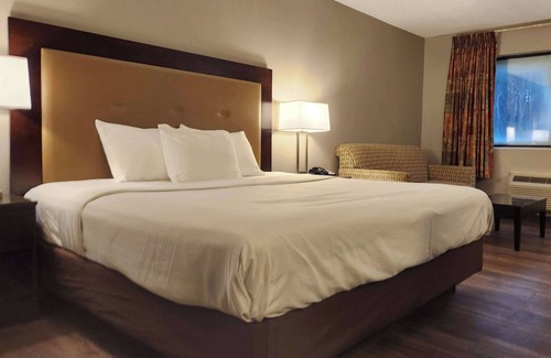 Warsaw Hotel | Econo Lodge Inn & Suites