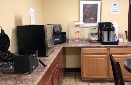 Warsaw Hotel | Econo Lodge Inn & Suites