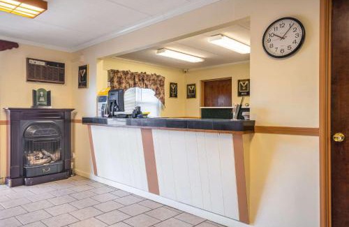 Windsor Locks Hotel | Econo Lodge Inn & Suites Windsor Locks Bradley Airport