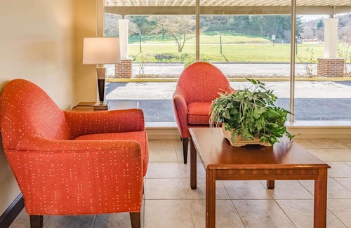 Lexington Cabin | Econo Lodge Lexington Downtown near I-81
