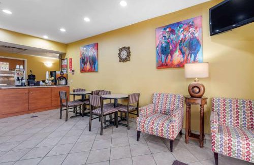 Buechel Cabin | Econo Lodge Louisville Airport