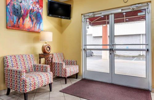Buechel Cabin | Econo Lodge Louisville Airport