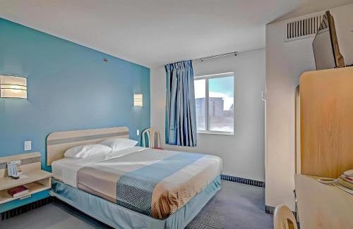 Menomonie Cabin | Econo Lodge Menomonie I-94